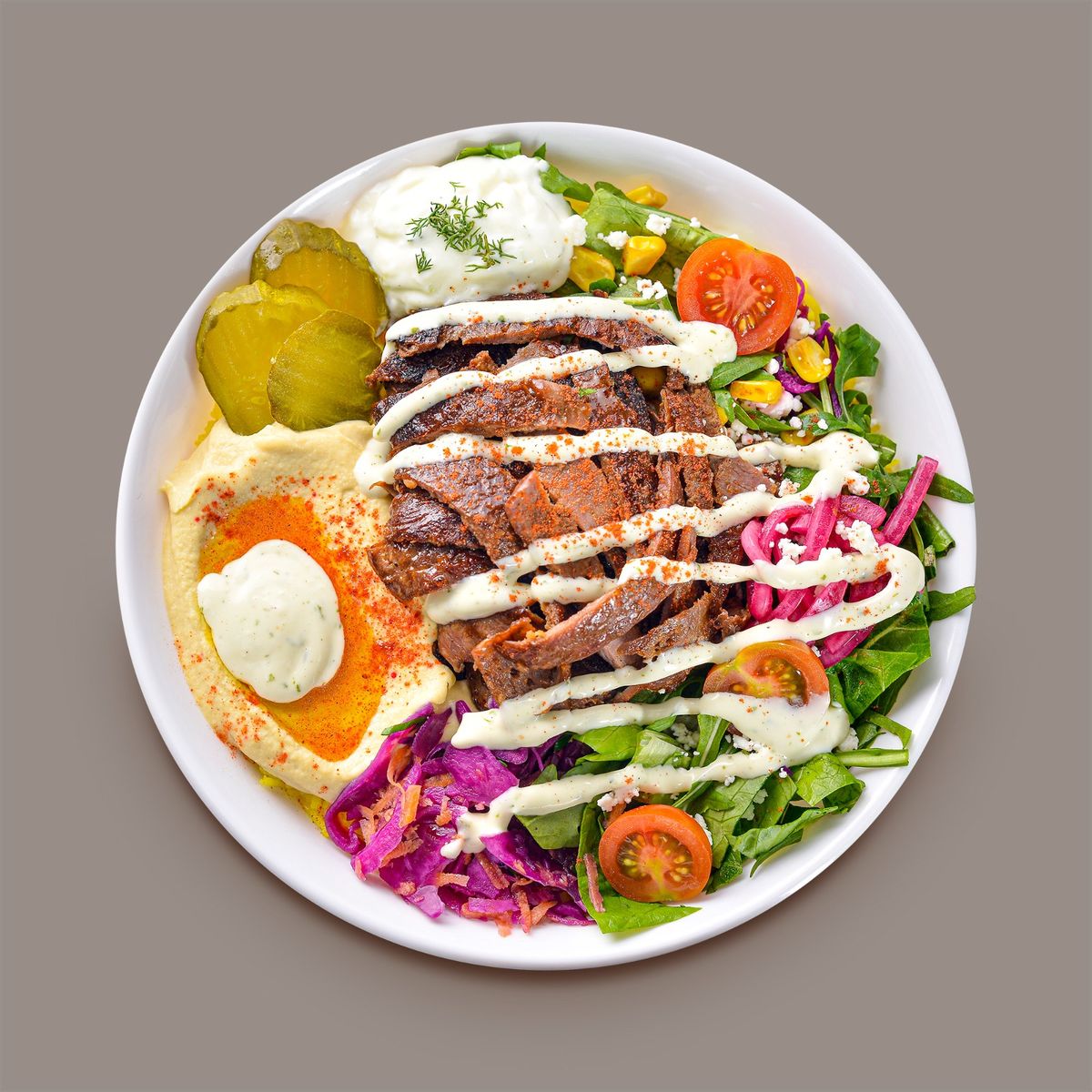 Bowl mediterráneo de Ava con proteína, hummus, tzatziki, encurtidos y vegetales frescos
