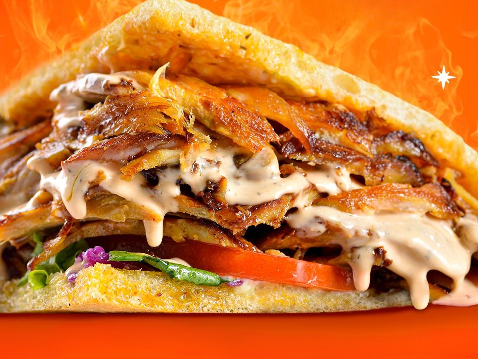 Kebab de Ava: pan pita con carne, salsa de la casa y tomate